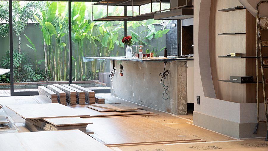 Cozinha com a bancada instalada e vista para o jardim de inverno