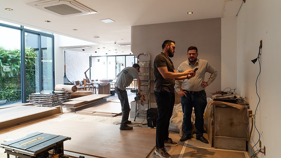 Living durante a obra, com as pranchas de acabamento posicionadas