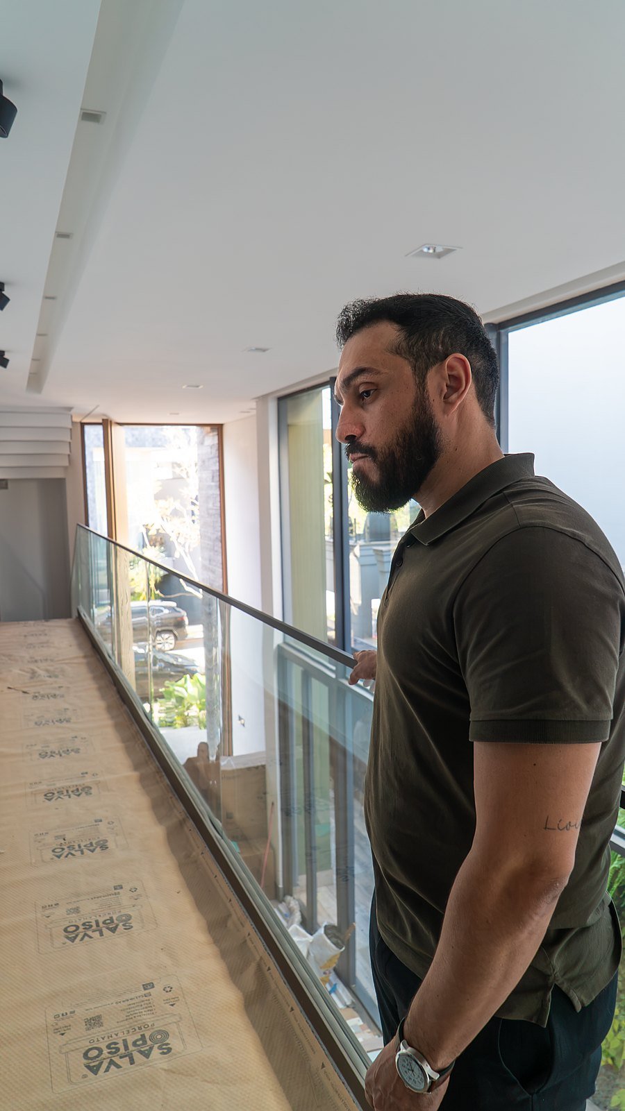 Adriano Oliveira acompanhando a execução no mezanino